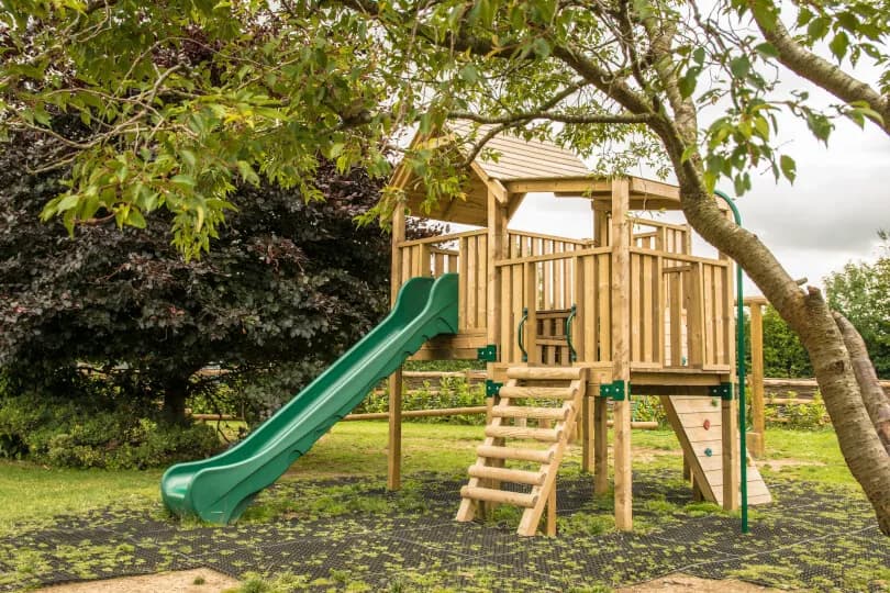 Jak zrobić drewniany plac zabaw - krok po kroku i bezpiecznie