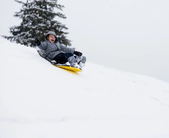 Gdzie na sanki z dzieckiem? Najlepsze miejsca na zimowe szaleństwo