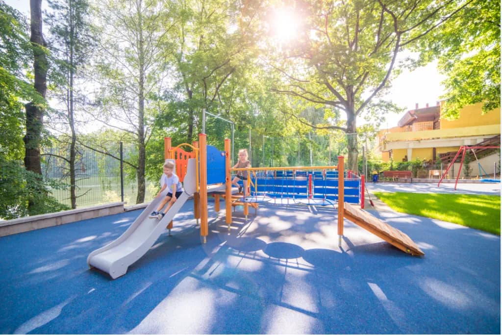 Jakie zabawki na plac zabaw wybrać, by zapewnić bezpieczeństwo i radość?