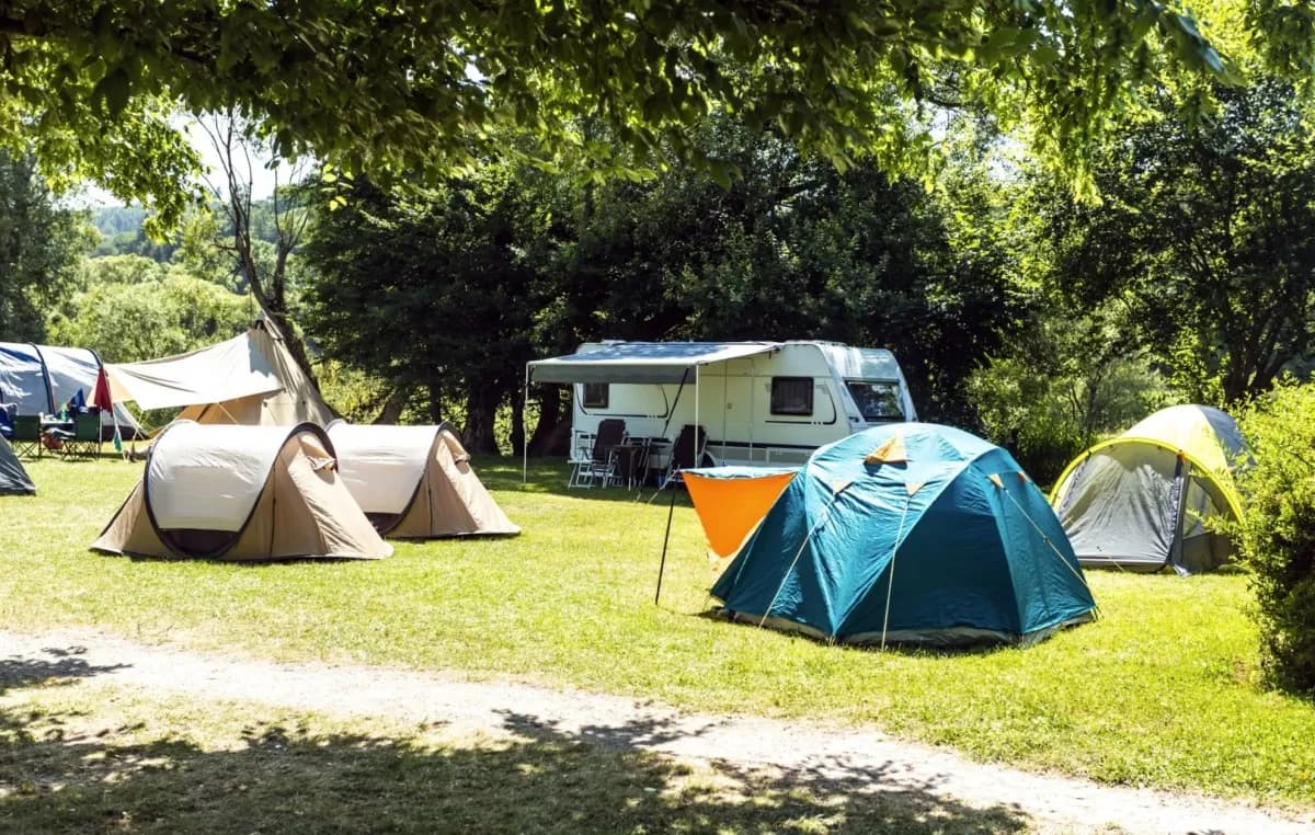 Gdzie pod namiot z dzieckiem? Najlepsze kempingi w Polsce dla rodzin