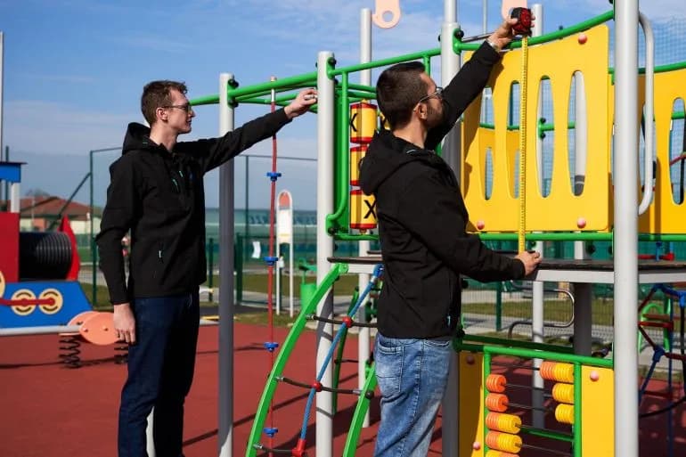 Kto kontroluje place zabaw i jak zapewnia bezpieczeństwo dzieciom